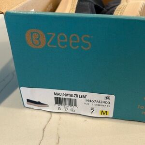 Bzees Maui leaf size 7 new